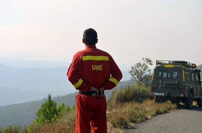 Los miembros de la Unidad Militar de Emergencia participan en las labores de extinción.