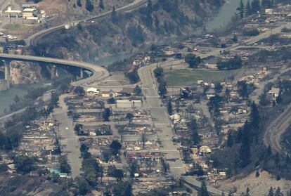 Vista general de la ciudad de Lytton arrasada por un incendio. La localidad canadiense registró las temperaturas más altas de la histórica ola de calor que podría haber dejado esta semana casi 500 fallecidos, sobre todo en la región de Columbia Británica.