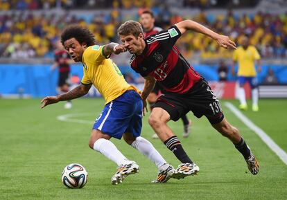 Marcelo (i) lucha por el balón frente a Thomas Müller.