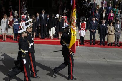 Los Reyes, junto a la princesa de Asturias y la infanta Sofía, en el saludo a la bandera mientras pasan revista a las tropas a la salida del Congreso.