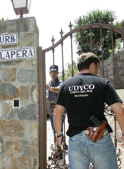 Un agente de la UDYCO, en un registro en Marbella.