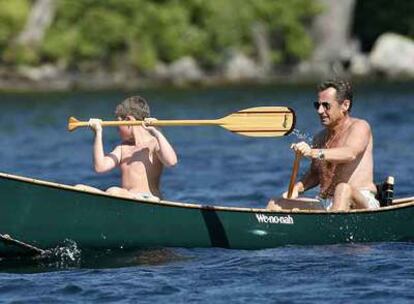 Nicolas Sarkozy rema junto a su hijo Louis en el lagao Winnipesaukee, en Wolfeboro (EE UU).