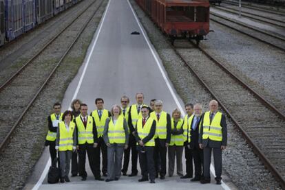 Los eurodiputados de la comisión de transportes, ayer en su visita a Seat en Martorell.