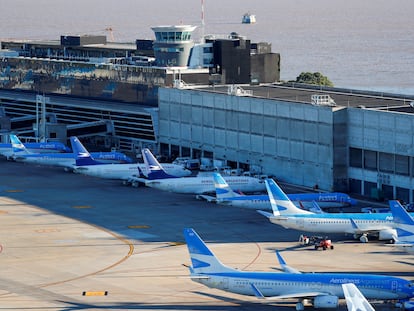 Aviones de Aerolíneas Argentinas en el aeropuerto Jorge Newbery de Buenos Aires, el 29 de abril de 2020.