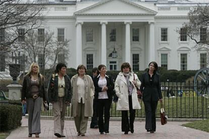 Bridgeen Hagans (izq.), la viuda de McCartney, junto con las cinco hermanas del camionero se alejan hoy de la Casa Blanca tras su reunión con Bush.