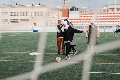 Un grupo de jóvenes entrenan en el estadio de Emilio Campra, en el barrio de Zapillo. Hoy han acudido al entrenamiento 10 jugadoras: Douma, Karima, Ikran, Asia, Amina… Todas son hijas de migrantes que cruzaron la frontera, hace algún tiempo, en busca de una vida mejor. La gran mayoría consiguió la tan anhelada documentación y logró quedarse a vivir en Almería. Las jóvenes son conscientes del sufrimiento que han tenido que pasar sus padres, y aunque saben que las cosas en España no son fáciles, quieren mantener vivo su sueño: vivir del fútbol en España. 