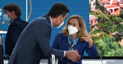 El presidente del Gobierno, Pedro Sánchez, y la vicepresidenta Nadia Calviño, durante la Cumbre del G20.