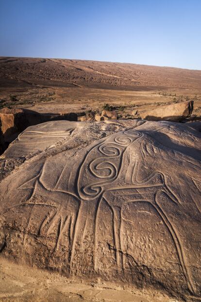 Los petroglifos de Aït Ouazik enseñan la antigua riqueza de la fauna sahariana.<br><br>En el desierto, los estímulos visuales y sensoriales, en general, no son tan fuertes como en otros contextos. Sin embargo, en esta simplicidad cada pequeño detalle adquiere un poder enorme. Esto se traduce en una sensación inicial de decepción, como si dijera “¿eso es todo?”, que se convierte rápidamente en un continuo deseo de explorar que te anima a caminar sin descanso y a otear constantemente el horizonte, y te hace más receptivo a cada estímulo.