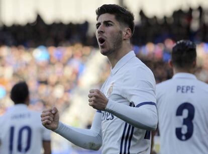 El centrocampista del Real Madrid Marco Asensio celebra su gol marcado al Eibar.