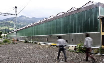 Hasta 2009, la estación del tren cremallera que une Ribes de Freser con Vall de Núria estaba a la intemperie. Este proyecto, un contenedor diáfano y horizontal proyectado por el estudio Taller Sau, cubre el andén y los espacios donde se guardan los trenes fuera del horario de funcionamiento. Se han utilizado elementos prefabricados y construcción en seco para llegar a esta estructura metálica a la que se le añadieron paneles de acero inoxidable y piezas de policarbonato translúcido verde. Además, “la cubierta ha sido concebida para ser una gran central fotoeléctrica”, explican los arquitectos.