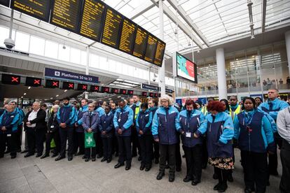 Personal de la estación de tren y viajeros guardan silencio en homenaje a las víctimas en la Estación London Bridge de Londres.