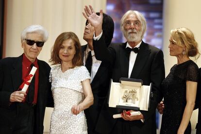 El director de cine Michael Haneke saludaba desde el escenario con la presidenta del jurado Isabelle Huppert (segunda por la izquierda) y el director Alain Resnais (d), después de recibir la Palma de Oro por su película 'La cinta blanca', en la 62º edición del Festival, en el año 2009.