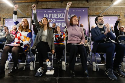 Irene Montero, con chaqueta gris, junto a la candidata de Podemos al Ayuntamiento de Murcia, Elvira Medina; la candidata regional, María Marín, y el coportavoz de la ejecutiva de Unidas Podemos en Murcia, Javier Sánchez Serna, durante un acto en la ciudad este sábado.