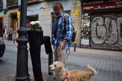 Juan Pérez frente a su obra en la calle Pez.