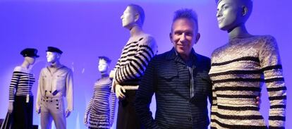 Jean Paul Gaultier, diseñador de moda, en la exposición sobre su retrospectiva en la Fundación Mapfre.