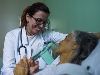 Ana Claudia Quintana com a paciente Terezinha. 