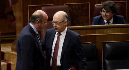 Los ministros Luis de Guindos y Cristóbal Montoro.