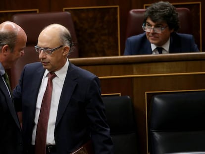 Los ministros Luis de Guindos y Crist&oacute;bal Montoro.