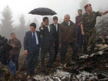 Federico Trillo, durante la visita al lugar del accidente en mayo de 2003.