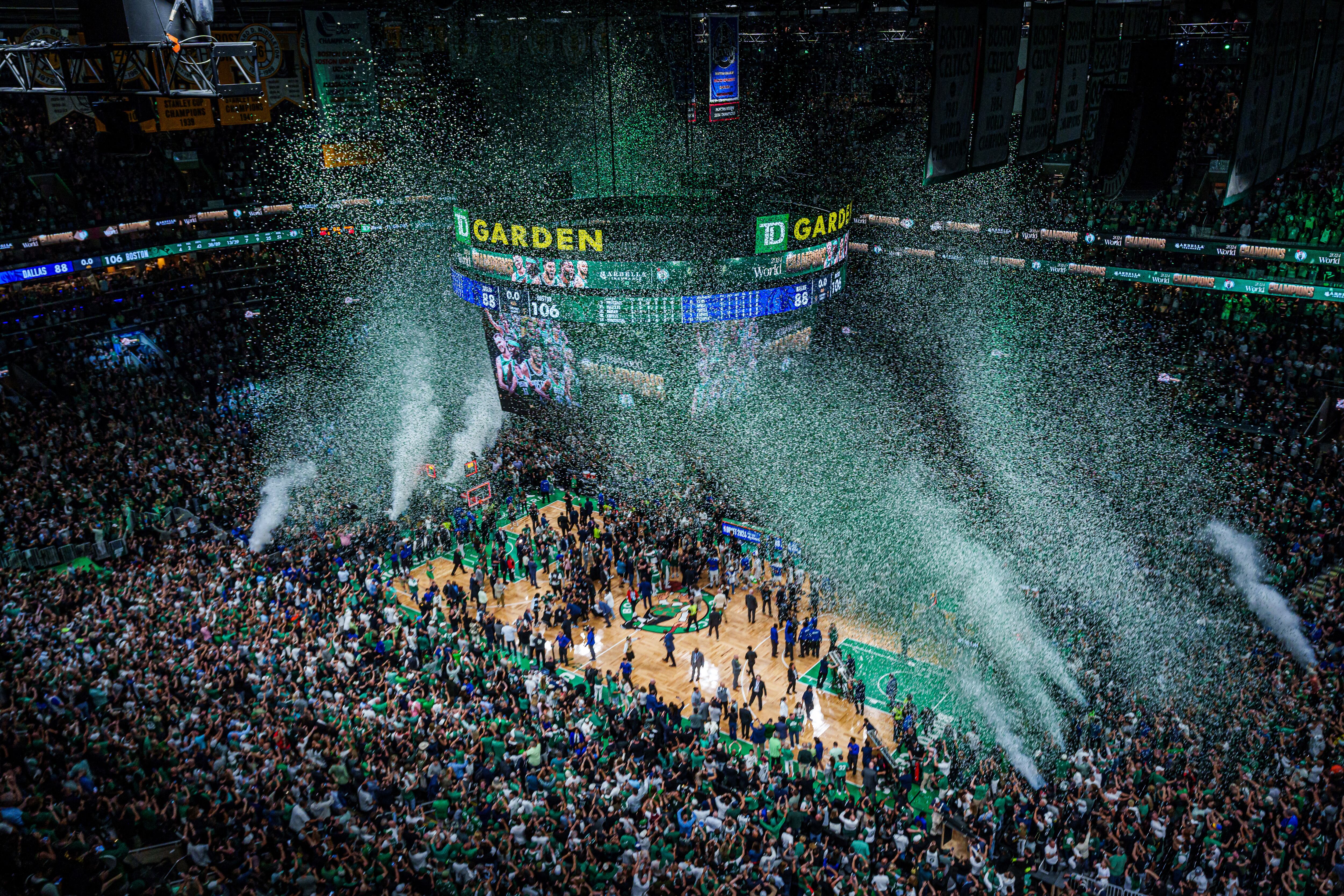 Los Celtics y sus aficionados celebran el triunfo en el TD Garden en Boston (Massachusetts), este lunes.