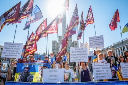 Familiares de militares ucranios desaparecidos en la guerra se manifiestan en Kiev este domingo.