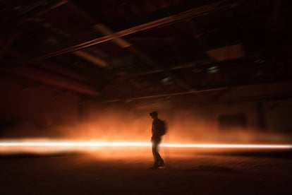 Un visitante dentro de la instalaci&oacute;n &#039;Carne y arena&#039;.