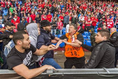 Aficionados del Liverpool se enfrentan a los aficionados del Sevilla durante la final de la Liga Europa que disputarán el Liverpool y el Sevilla en el estadio St. Jakob Park de Basilea.