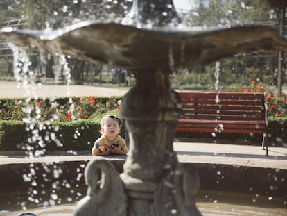 Un niño juega junto a una fuente, en Santiago (Chile).