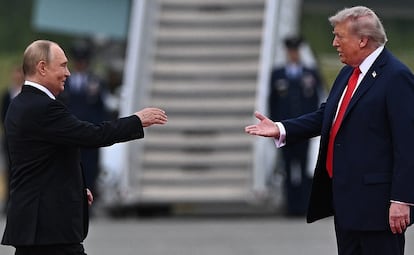 Vladímir Putin y Donald Trump se saludan en la base militar de Anchorage (Alaska), el viernes.