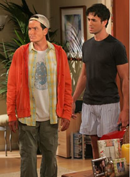 Enrique Iglesias y Charlie Sheen, en la teleserie 'Dos hombres y medio'