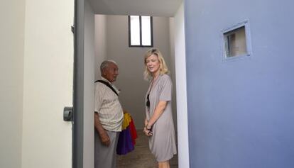 El brigadista de ascendencia valenciana visita junto a Gabriela Bravo la celda de la cárcel Modelo.