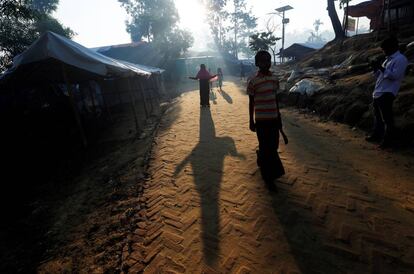 Refugiados rohingya caminan dentro del campo de refugiados de Palong Khali cerca de Cox's Bazar, Bangladés.