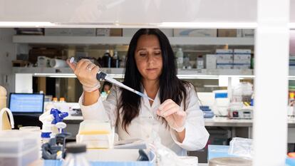 Juliana Cassataro en el laboratorio del Instituto de Investigaciones Biotecnológicas UNSAM.