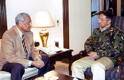 Abdul Qadeer Khan, padre de la bomba atómica paquistaní, y el presidente Pervez Musharraf, reunidos ayer en Islamabad.