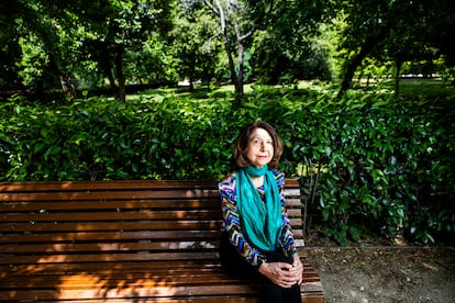 La epidemióloga María Victoria Zunzunegui, este martes en el parque del Retiro en Madrid.