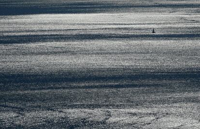 Un barco navega en el lago Leman en un ventoso día de otoño cerca de Puidoux (Suiza).