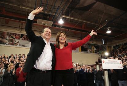 Susana Díaz saluda al final de un acto con Abel Caballero.