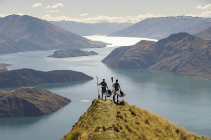 Wanaka, Nueva Zelanda. Los deportistas de Slalom, Joe Clarke y Mike Dawson observan su lugar de entreno. Fotografía recogida dentro de la categoría 'Spirit'.