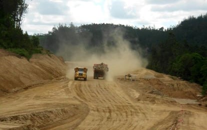 Obras en la autovía de la Costa da Morte en junio de 2012.