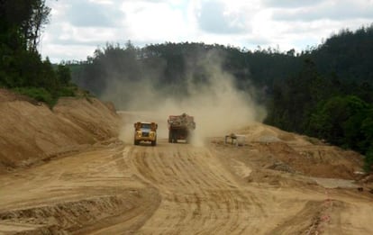 Obras en la autov&iacute;a de la Costa da Morte en junio de 2012.