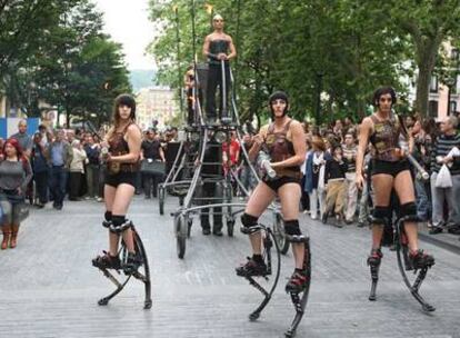 Las cinco protagonistas de la acción callejera de la Fura avanzaban ayer tarde por el Boulevard donostiarra