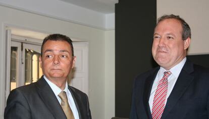 Salvador Navarro, presidente de la CEV, a la izquierda, en una imagen de archivo.