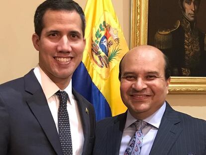 El periodista Roland Carreño (a la derecha), junto al líder venezolano Juan Guaidó.