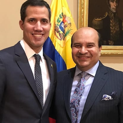 O jornalista Roland Carreño (à direita) ao lado o líder venezuelano Juan Guaidó.