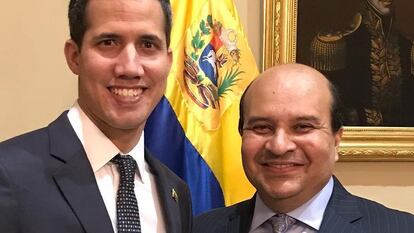 O jornalista Roland Carreño (à direita) ao lado o líder venezuelano Juan Guaidó.