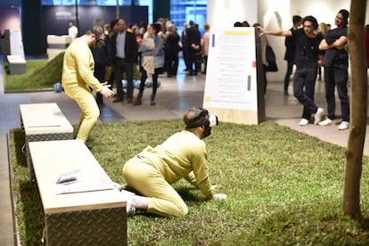 Los artistas Lolo y Lauti realizan una performance en arteBA.