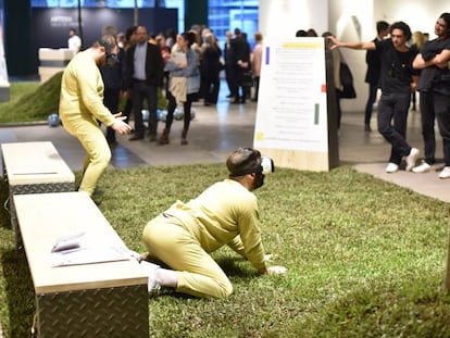 Los artistas Lolo y Lauti realizan una performance en arteBA.