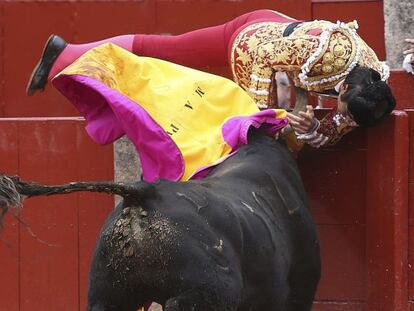 El toro arroja a Perera al callej&oacute;n. 