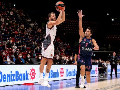 Sergio Rodríguez lanza un triple ante Campazzo