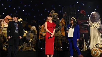Desde la izquierda, Dave Filoni, Daisy Ridley y Sharmeen Obaid-Chinoy, en la Star Wars Celebration, este viernes en Londres.